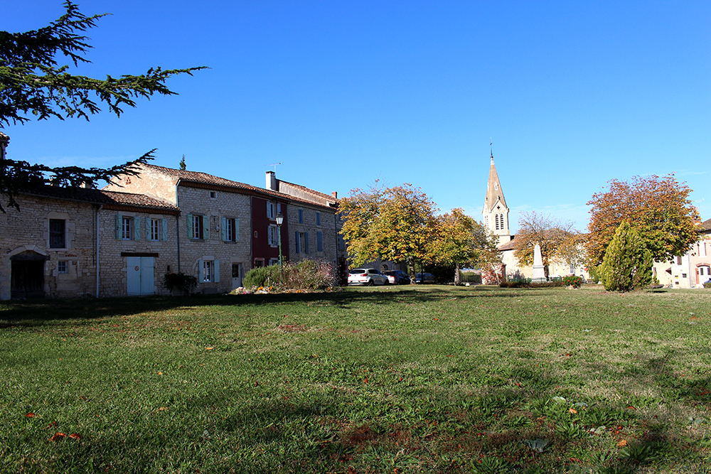 Vue du bourg de Villeneuve sur Vère depuis la place. Eglise Saint Saveur en fond