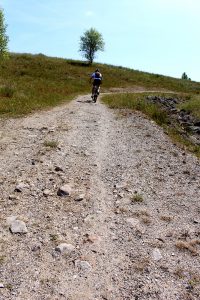 VTTiste sur le sentier A la poursuite du diamant noir - Découvrir le Ségala tarnais